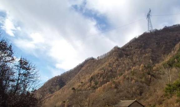 原创 ?寻访秦岭铁铜沟,羊群后跟个小姑娘,面带几分羞怯,看不出年龄1