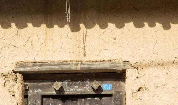 原创 ?寻访秦岭铁铜沟,羊群后跟个小姑娘,面带几分羞怯,看不出年龄4