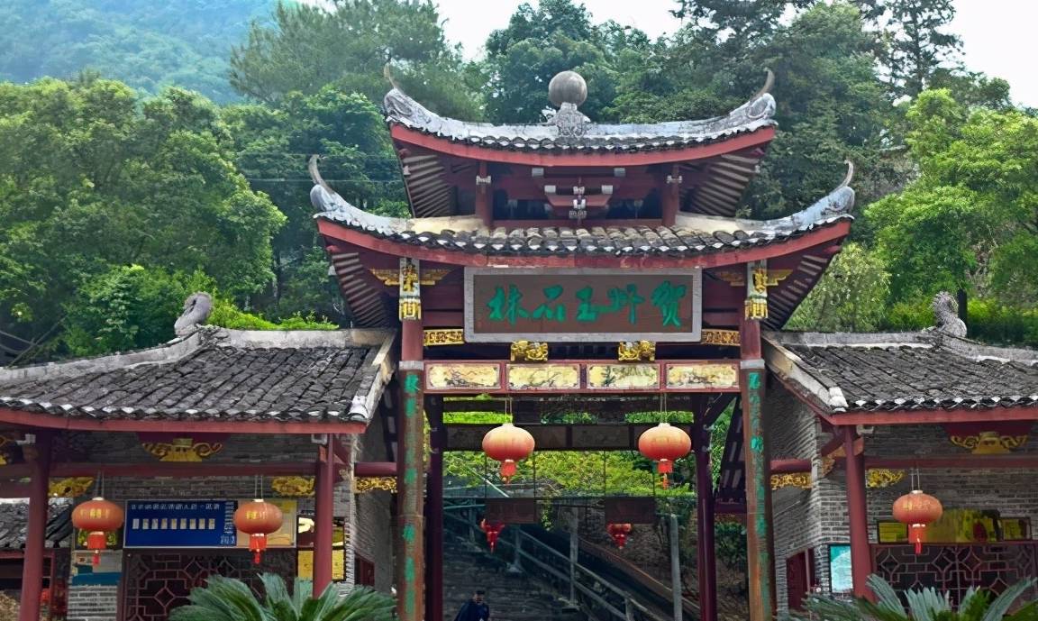 原创 大自然的成名之作,已有千年的历史,超怪异的石林就藏在广西!2