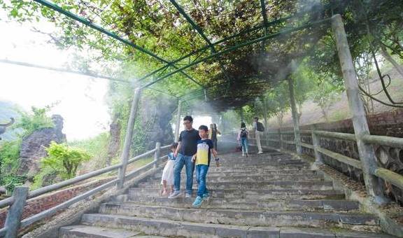 原创 大自然的成名之作,已有千年的历史,超怪异的石林就藏在广西!3