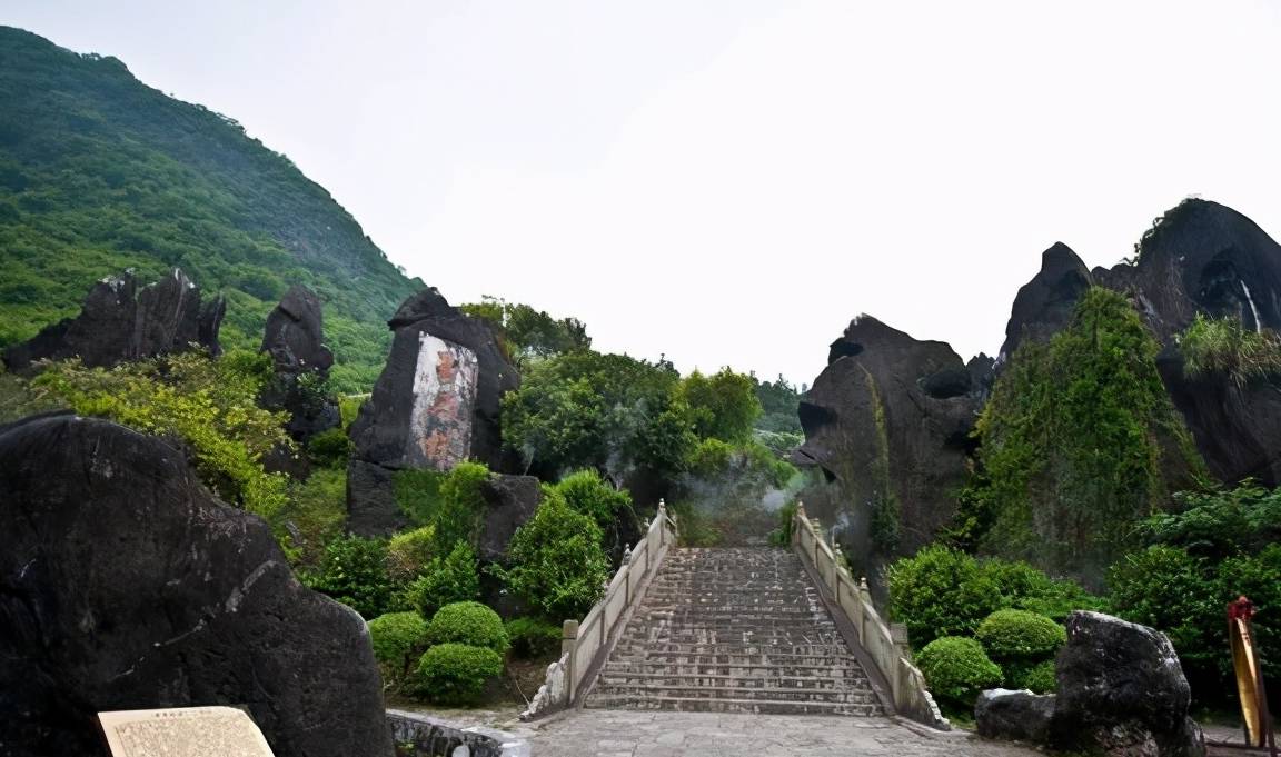 原创 大自然的成名之作,已有千年的历史,超怪异的石林就藏在广西!5