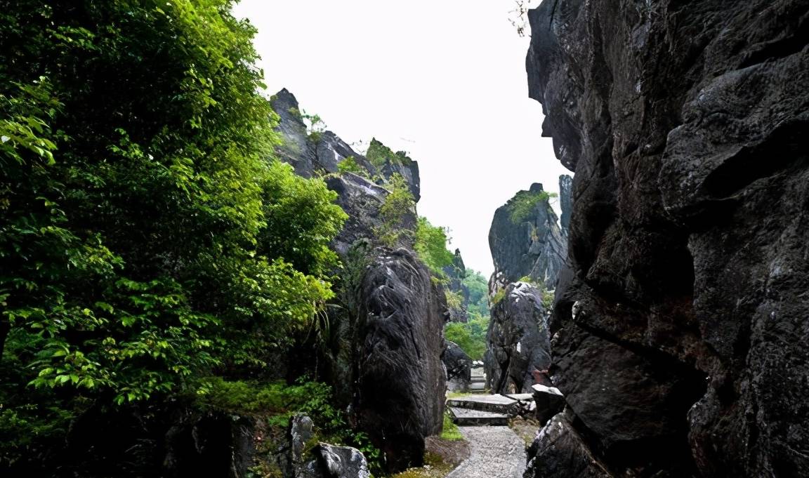 原创 大自然的成名之作,已有千年的历史,超怪异的石林就藏在广西!10