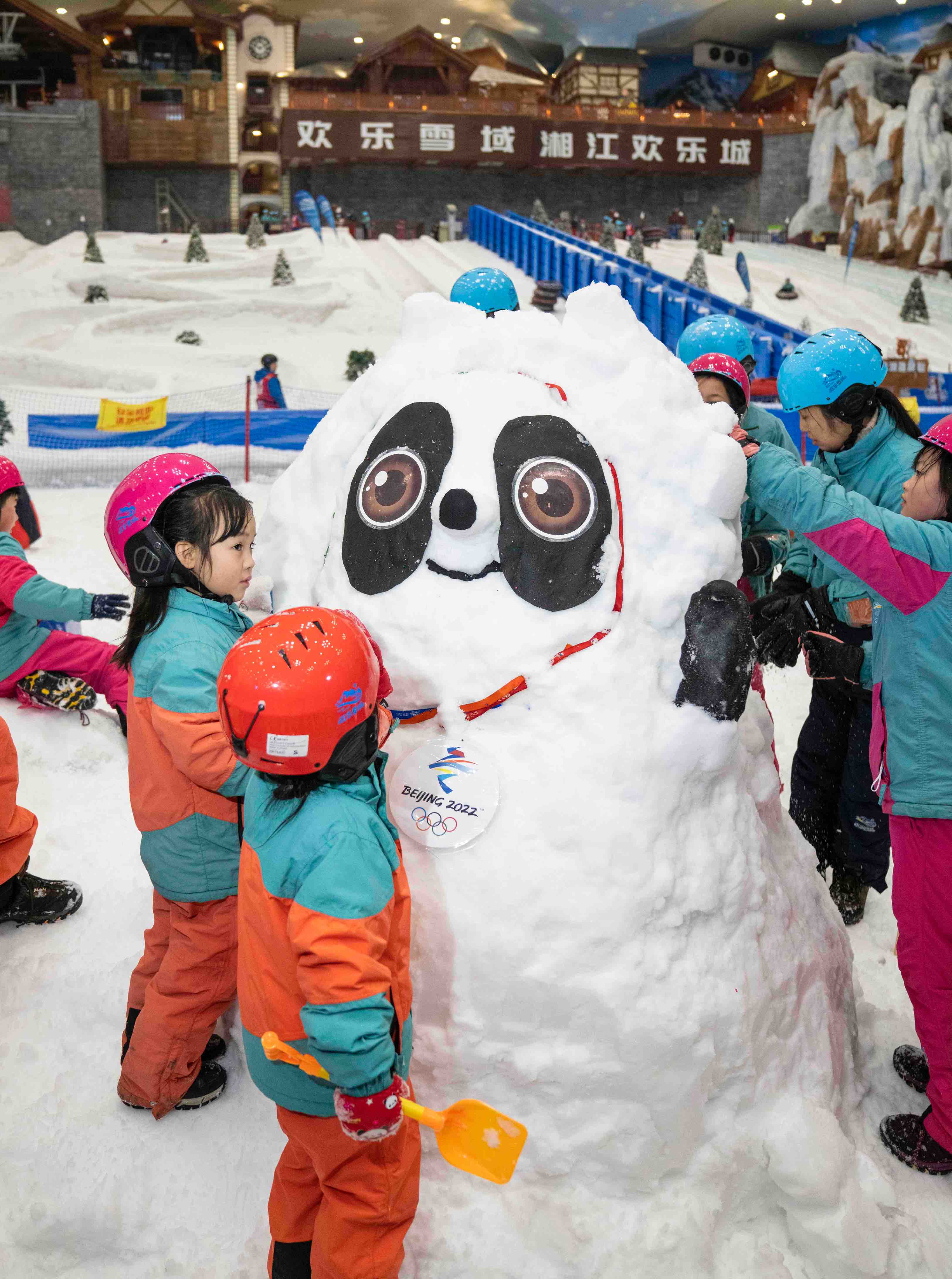 长沙游客制作巨型“冰墩墩”为北京冬奥加油1