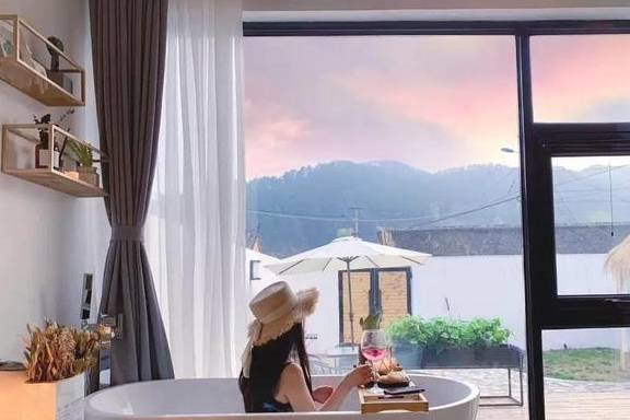 原创 花海小镇10号院,偷得浮生半日闲,不大不小你来刚刚好1