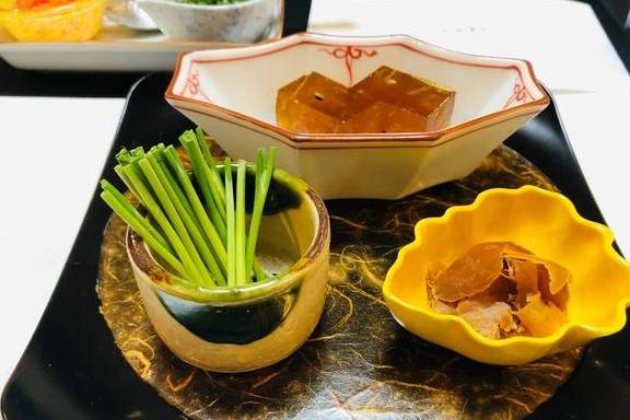 原创 东京有很多河豚店,为什么坐了三个小时新干线跑到金泽来吃河豚?3