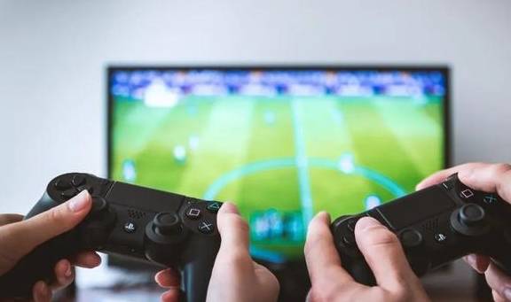 卧室有必要放电视机?别拒绝得太急,先问问家人怎么想的1