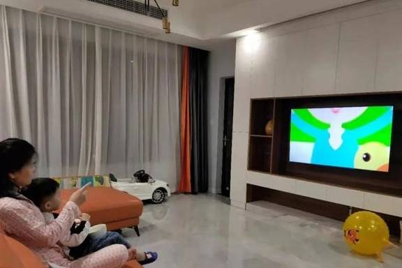 卧室有必要放电视机?别拒绝得太急,先问问家人怎么想的4