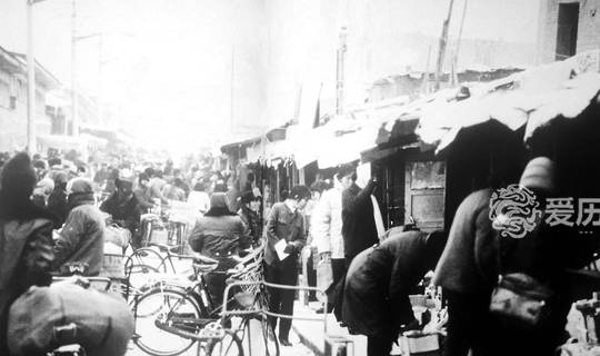 原创 80年代末长春老照片:年轻人在舞厅里搂抱 大爷在路边看卫生宣传4