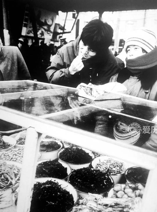 原创 80年代末长春老照片:年轻人在舞厅里搂抱 大爷在路边看卫生宣传5