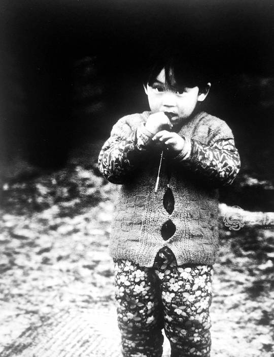 原创 80年代末长春老照片:年轻人在舞厅里搂抱 大爷在路边看卫生宣传6