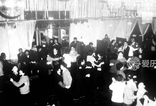原创 80年代末长春老照片:年轻人在舞厅里搂抱 大爷在路边看卫生宣传7