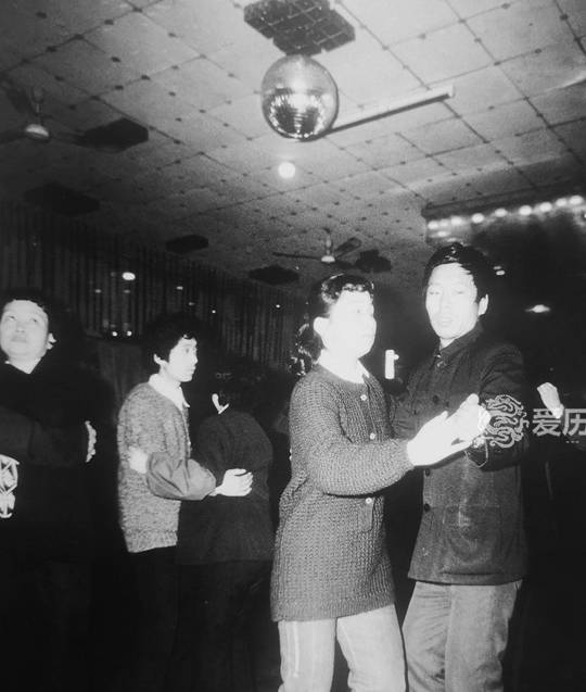 原创 80年代末长春老照片:年轻人在舞厅里搂抱 大爷在路边看卫生宣传8