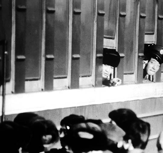 原创 80年代末长春老照片:年轻人在舞厅里搂抱 大爷在路边看卫生宣传9