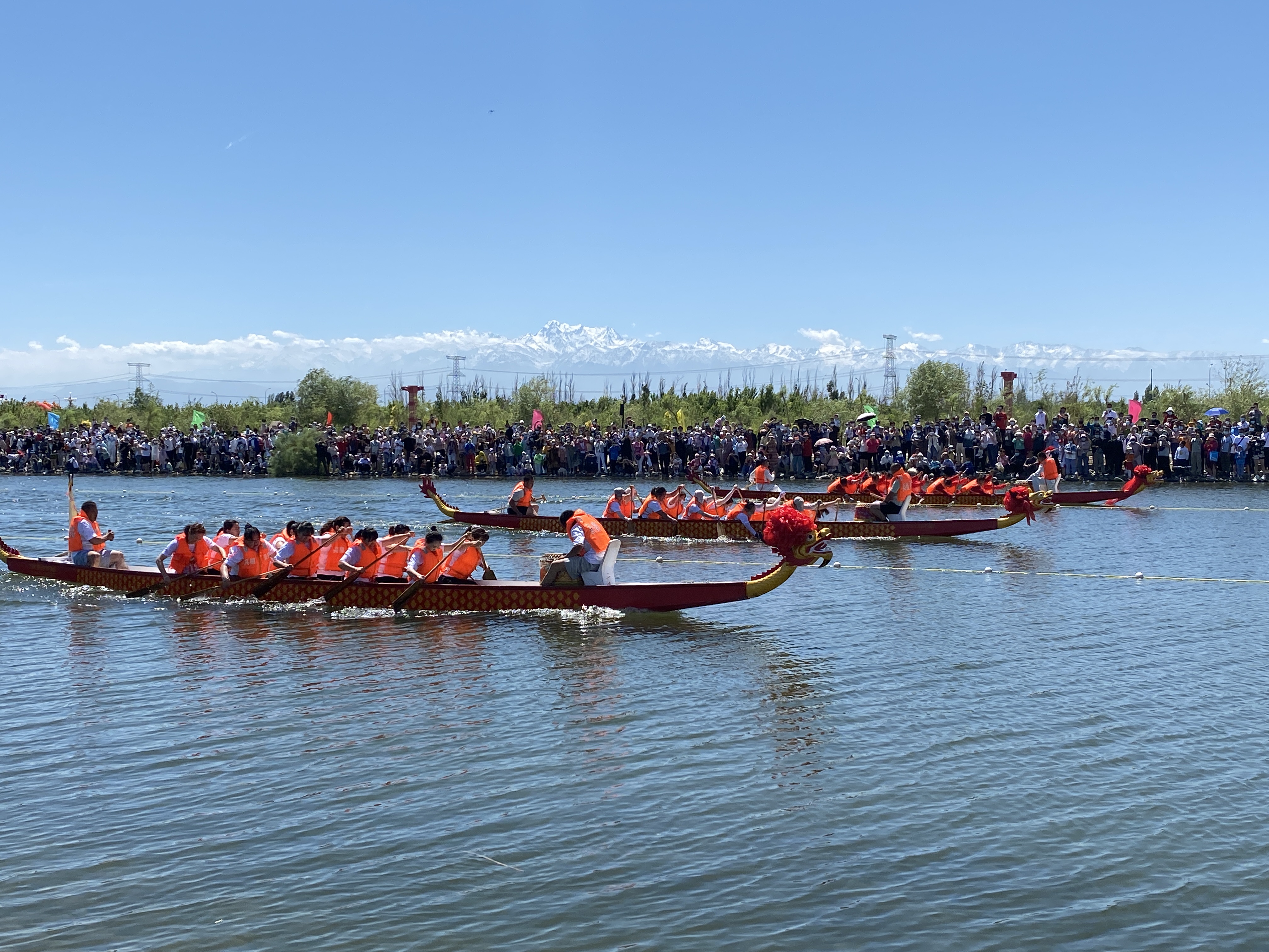 新疆兵团二二二团：龙舟划起来 游客乐起来1