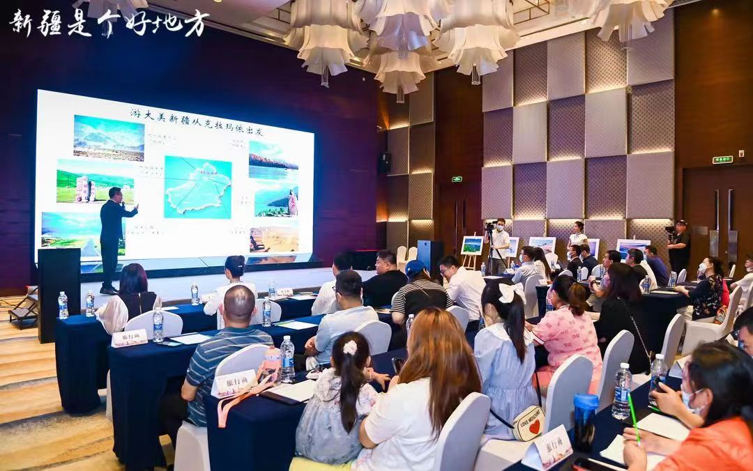 克拉玛依向青岛展示“荒野之旅 时尚之都”旅游形象1