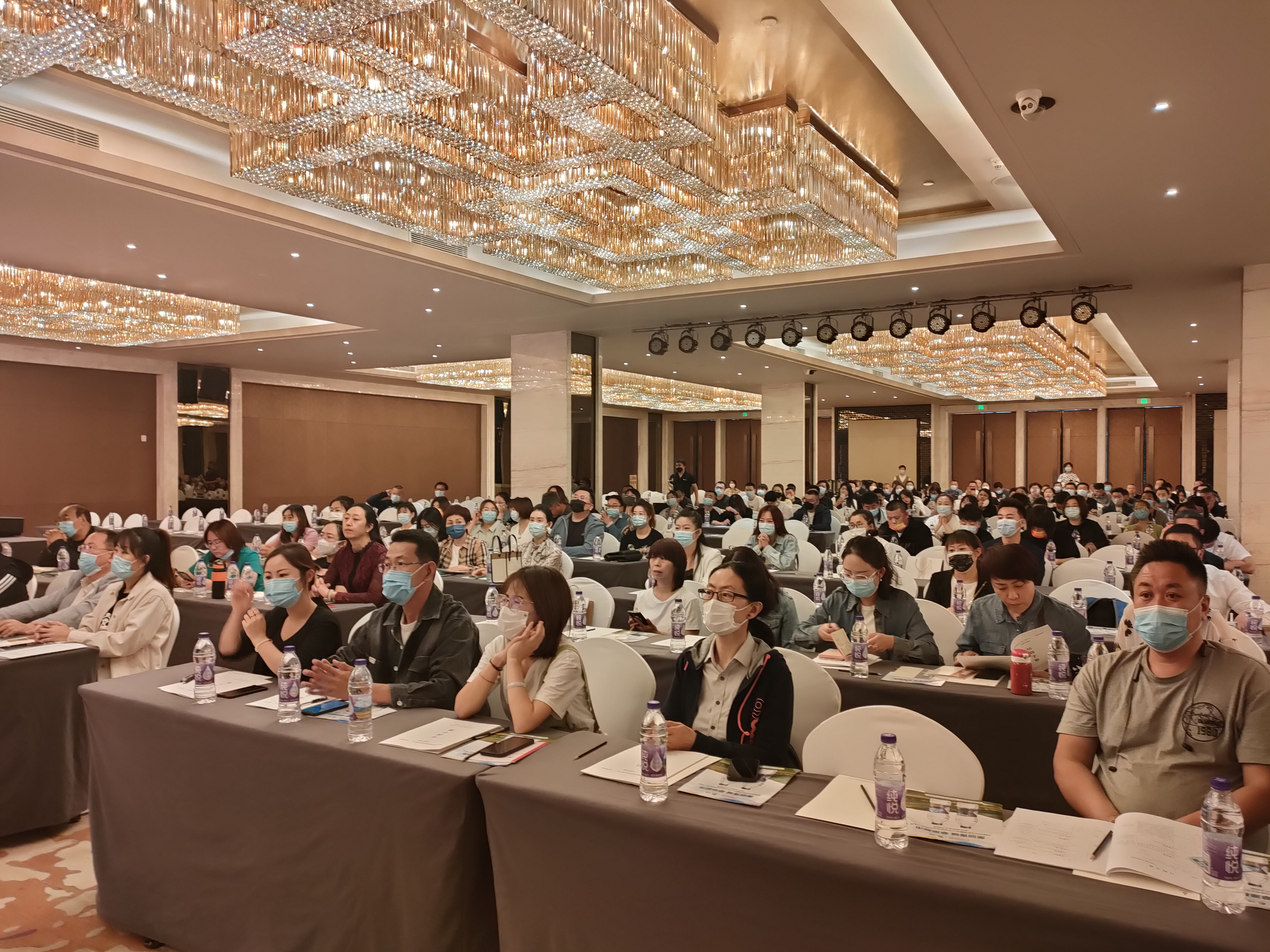 内蒙古举办呼和浩特市重点旅行社、一线导游员专题培训班1