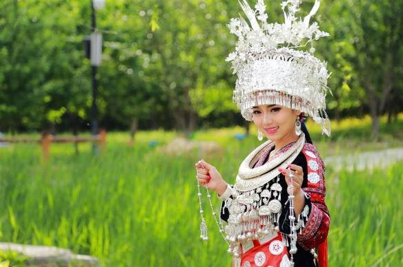 去苗族旅游,为什么说别喝苗族女孩的酒?若不听导游劝别后悔2