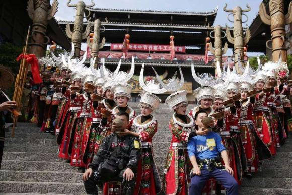 去苗族旅游,为什么说别喝苗族女孩的酒?若不听导游劝别后悔3