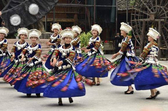 去苗族旅游,为什么说别喝苗族女孩的酒?若不听导游劝别后悔4