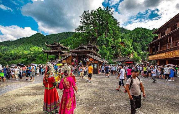 去苗族旅游,为什么说别喝苗族女孩的酒?若不听导游劝别后悔5