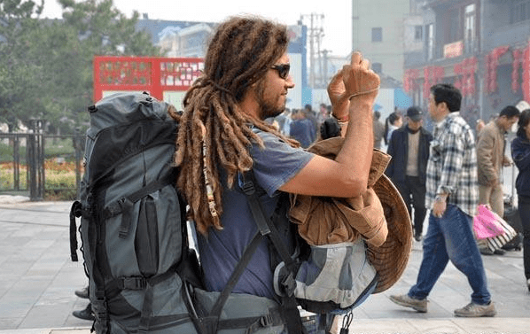 出门旅游时，为啥我们爱用行李箱，老外却喜欢用单肩包？2