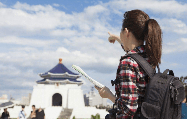 出门旅游时，为啥我们爱用行李箱，老外却喜欢用单肩包？3