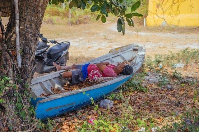 印尼蓝梦岛,风光无限的背后的简朴生活,你愿意在这里过日子吗1