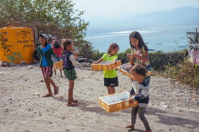 印尼蓝梦岛,风光无限的背后的简朴生活,你愿意在这里过日子吗2