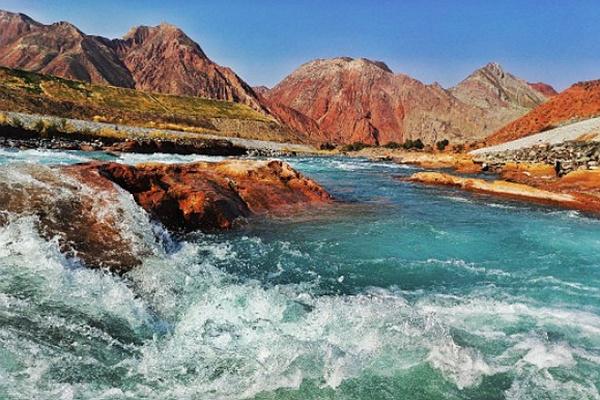 新疆莫兰迪色湖泊在哪?相关景色有什么特色?1