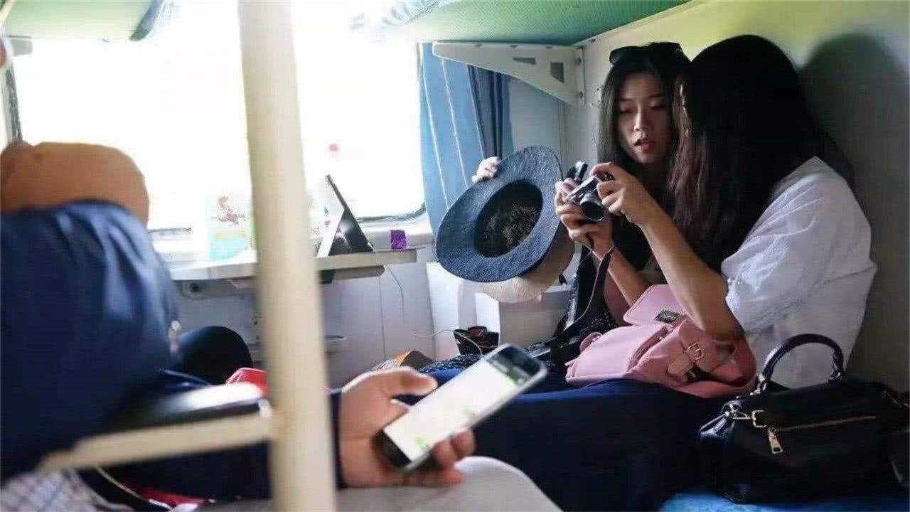 乘坐火车卧铺时，是将头朝向窗口还是过道？乘务员给出答案1