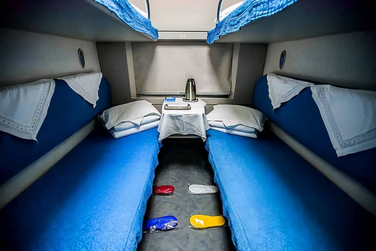 乘坐火车卧铺时，是将头朝向窗口还是过道？乘务员给出答案2