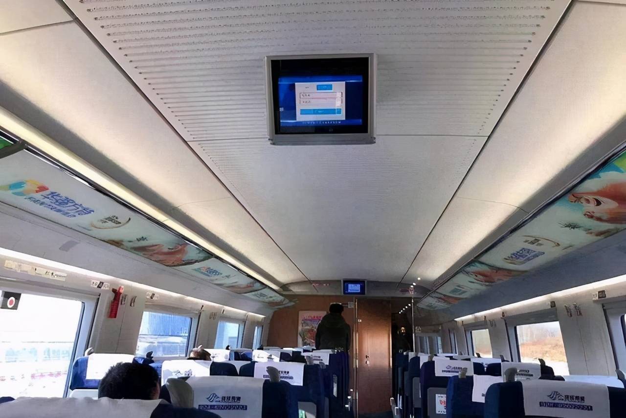 乘坐火车卧铺时，是将头朝向窗口还是过道？乘务员给出答案3