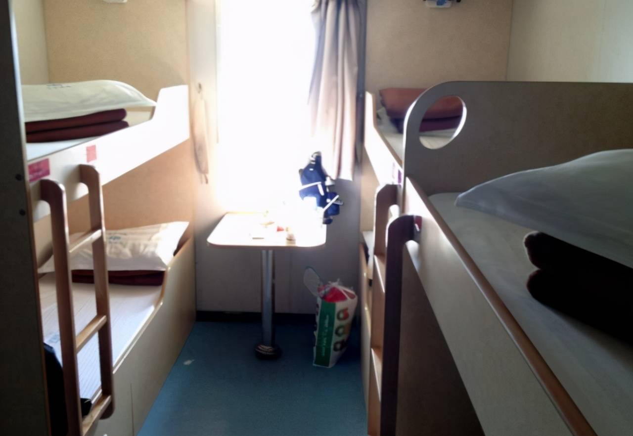 乘坐火车卧铺时，是将头朝向窗口还是过道？乘务员给出答案4