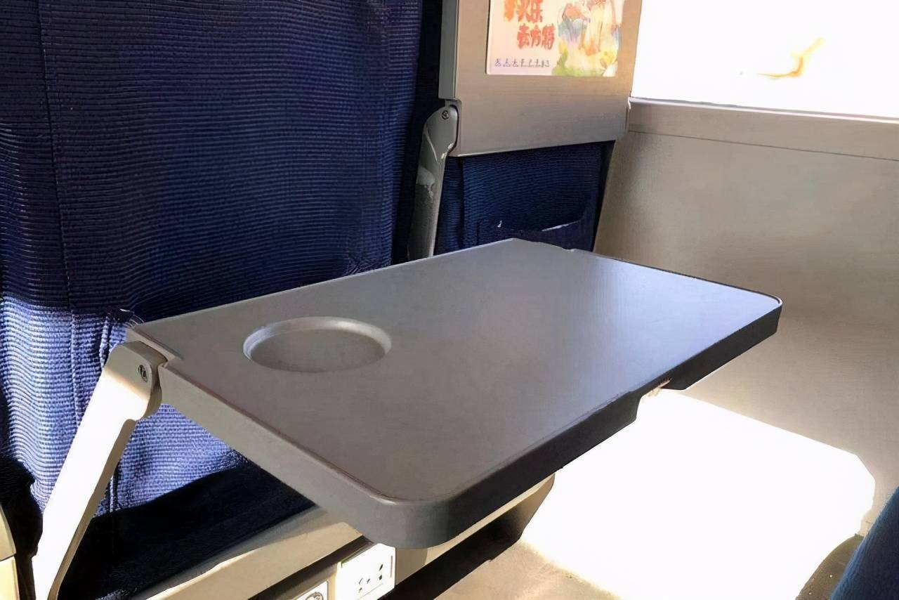 乘坐火车卧铺时，是将头朝向窗口还是过道？乘务员给出答案5