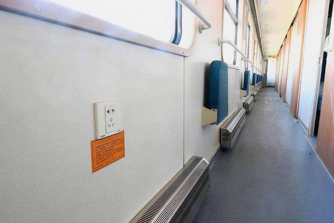 乘坐火车卧铺时，是将头朝向窗口还是过道？乘务员给出答案6