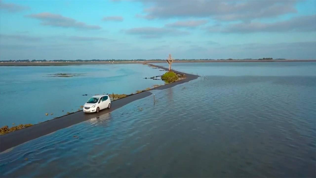 世界上最危险的公路,全长4200米,司机通过时需要狂踩油门4