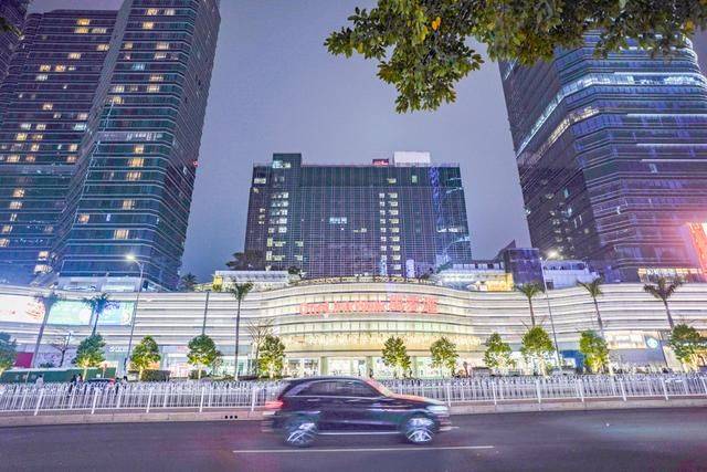 广州万菱汇只开东西两门,如今人少了许多,未来据说有三个地铁线1