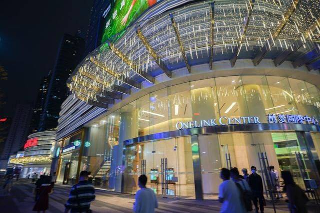 广州万菱汇只开东西两门,如今人少了许多,未来据说有三个地铁线3