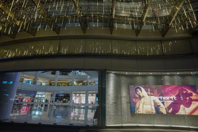 广州万菱汇只开东西两门,如今人少了许多,未来据说有三个地铁线4