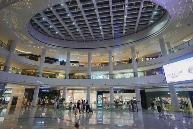 广州万菱汇只开东西两门,如今人少了许多,未来据说有三个地铁线5