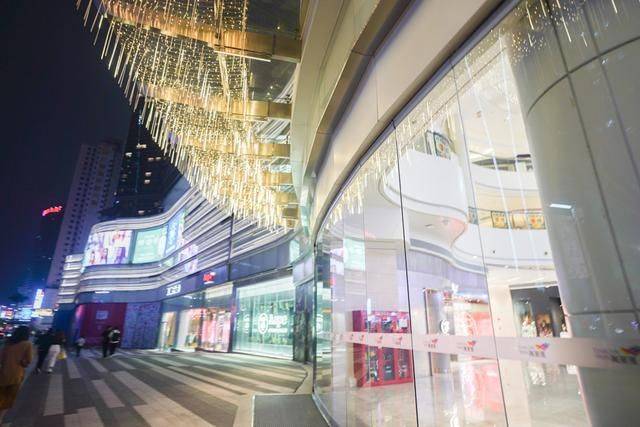 广州万菱汇只开东西两门,如今人少了许多,未来据说有三个地铁线6