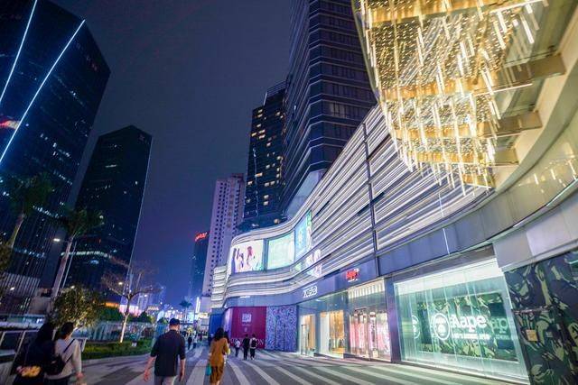 广州万菱汇只开东西两门,如今人少了许多,未来据说有三个地铁线7