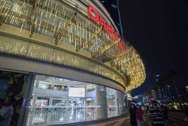 广州万菱汇只开东西两门,如今人少了许多,未来据说有三个地铁线8