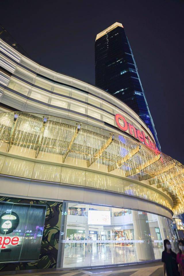 广州万菱汇只开东西两门,如今人少了许多,未来据说有三个地铁线9