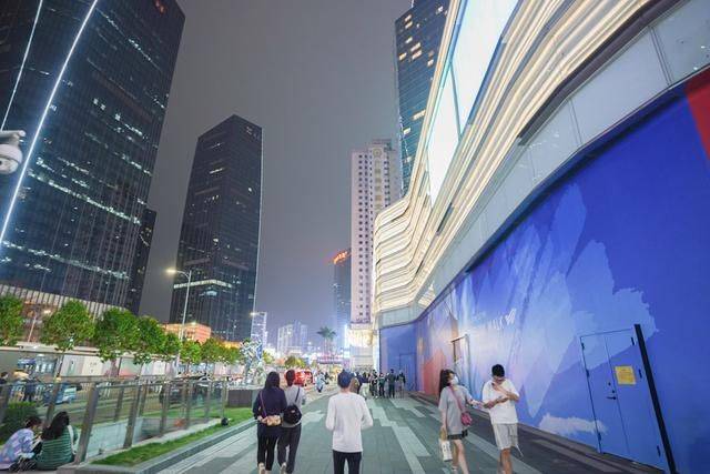 广州万菱汇只开东西两门,如今人少了许多,未来据说有三个地铁线11