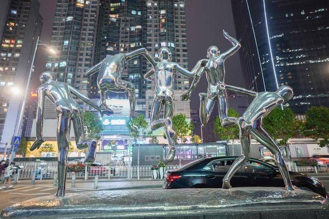 广州万菱汇只开东西两门,如今人少了许多,未来据说有三个地铁线12