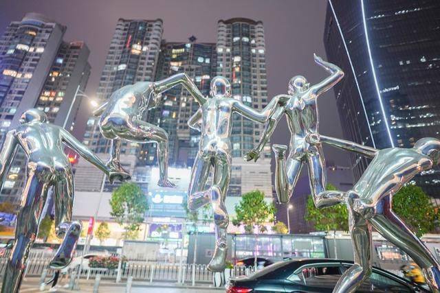 广州万菱汇只开东西两门,如今人少了许多,未来据说有三个地铁线13