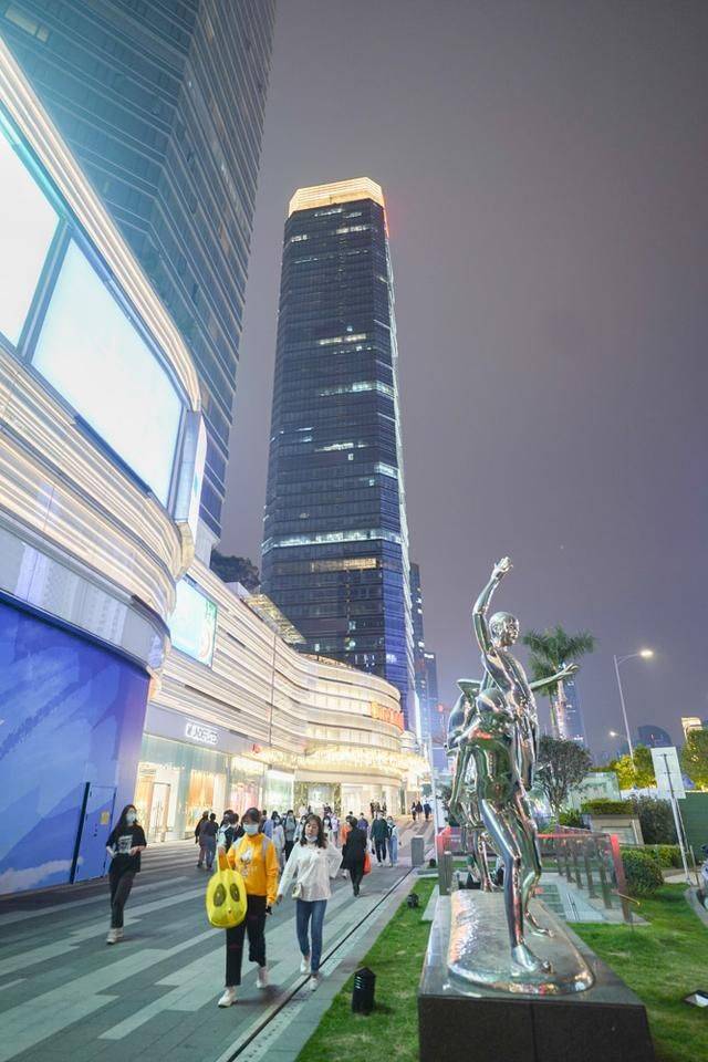 广州万菱汇只开东西两门,如今人少了许多,未来据说有三个地铁线14