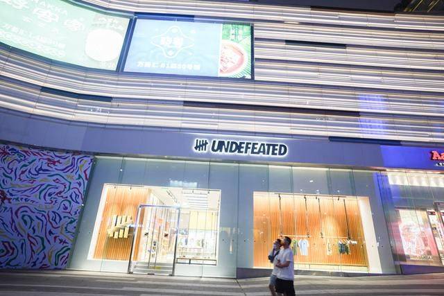 广州万菱汇只开东西两门,如今人少了许多,未来据说有三个地铁线10