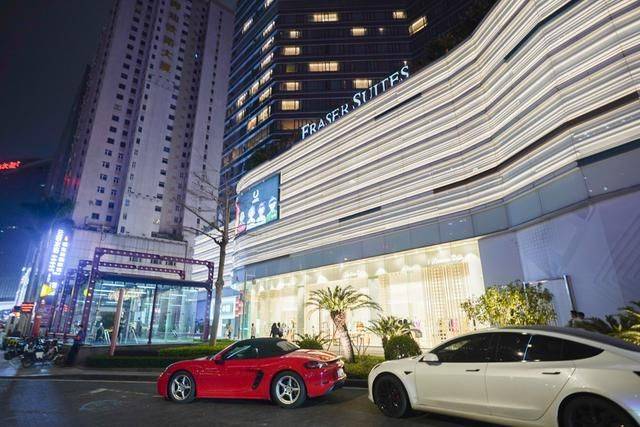 广州万菱汇只开东西两门,如今人少了许多,未来据说有三个地铁线15